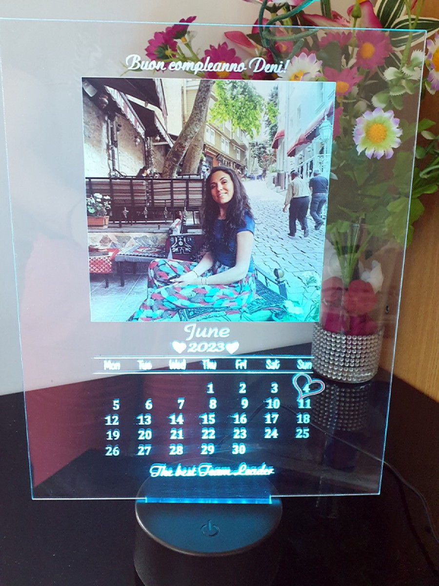 Плакет "Календар" от прозрачно стъкло с дата, месец, година с LED поставка