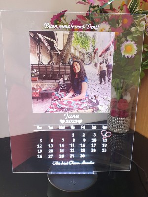 Плакет "Календар" от прозрачно стъкло с дата, месец, година с LED поставка
