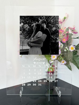 Плакет "Календар" от прозрачно стъкло с дата, месец, година и поставка