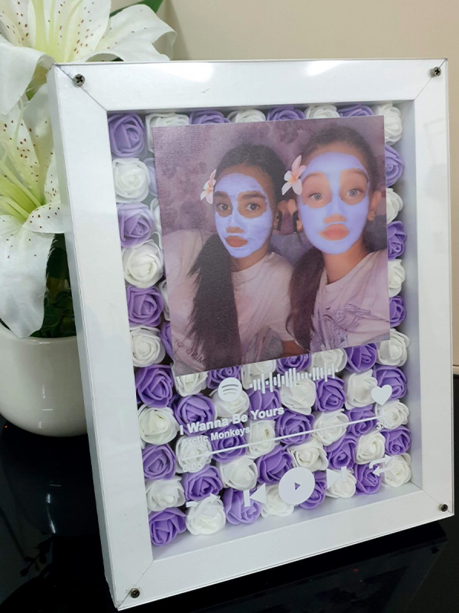 Музикална корица с дълбока рамка и цветя