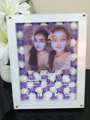 Музикална корица с дълбока рамка и цветя