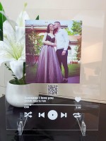 Музикална корица  с Живи снимки и QR код за възпроизвеждане на клипа