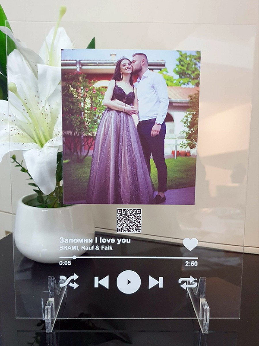 Музикална корица  с Живи снимки и QR код за възпроизвеждане на клипа