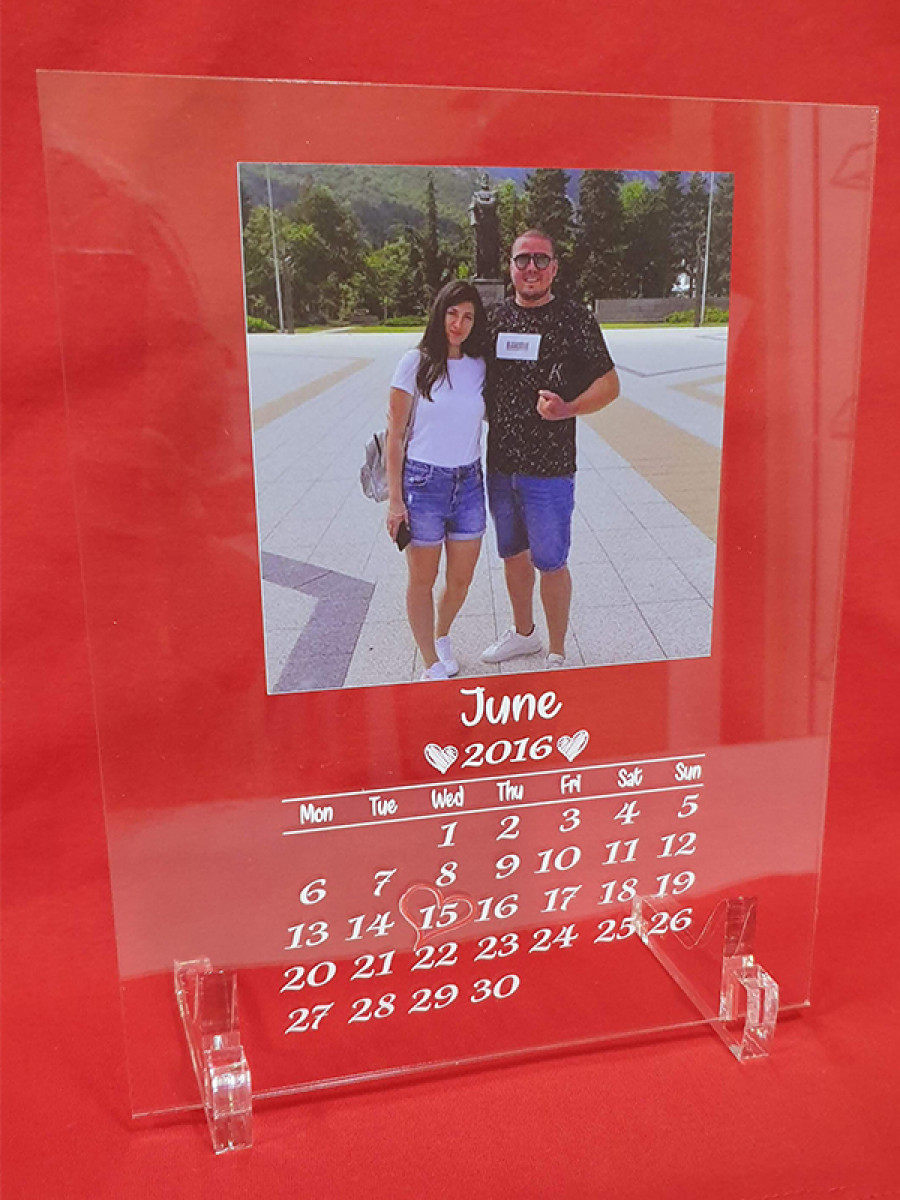 Плакет "Календар" от прозрачно стъкло с дата, месец, година и поставка