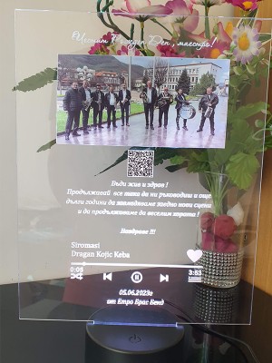 Музикална корица  с QR код , живи снимки, пожелание и LED поставка