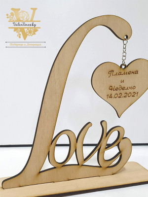 Поставка LOVE със сърце и надпис