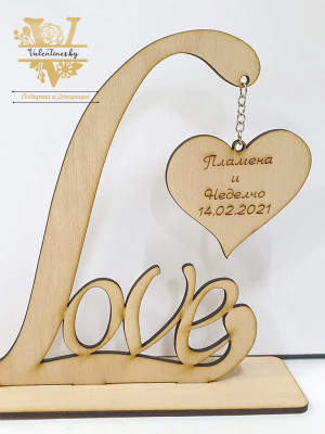 Поставка LOVE със сърце и надпис