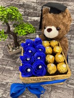 Кашпа с бонбони  и цветя с мече за повод 