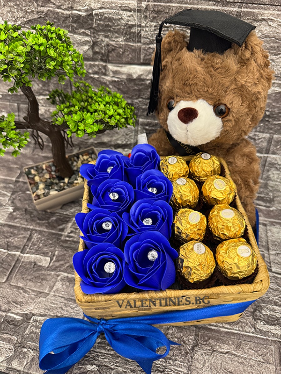 Кашпа с бонбони  и цветя с мече за повод 