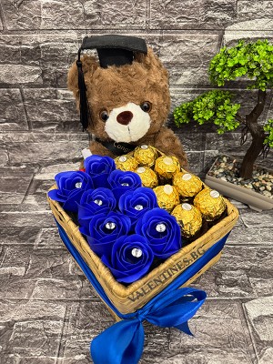 Кашпа с бонбони  и цветя с мече за повод 