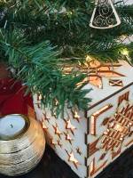 Коледна кутия с играчки за елха и поставки за късмети