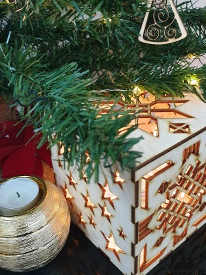 Коледна кутия с играчки за елха и поставки за късмети