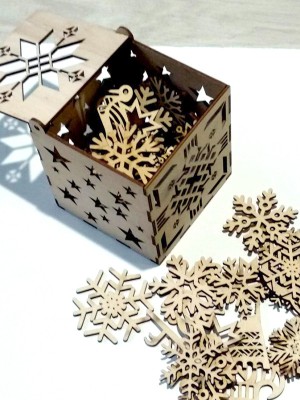 Коледна кутия с играчки за елха и поставки за късмети